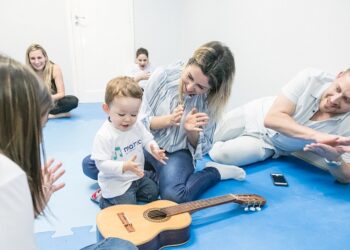 Os educadores da escola guiam as explorações sonoras naturais e criativas da criança, integradas aos demais saberes da educação infantil. Divulgação