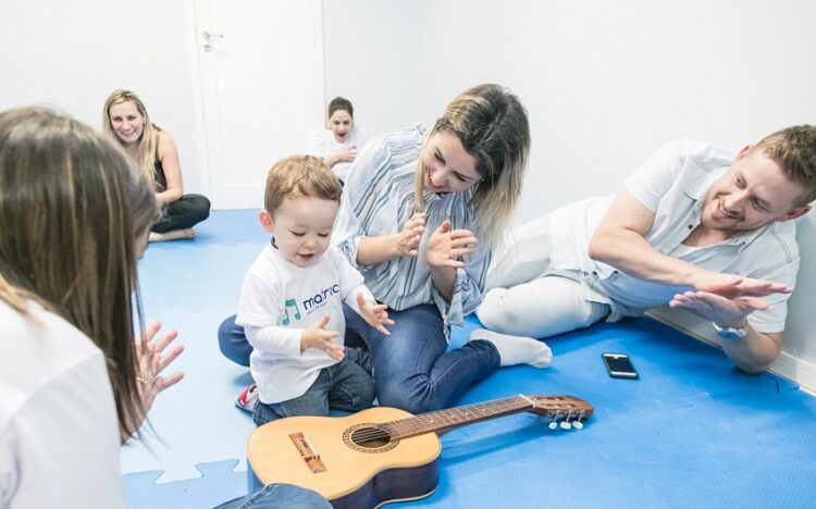Os educadores da escola guiam as explorações sonoras naturais e criativas da criança, integradas aos demais saberes da educação infantil. Divulgação