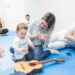 Os educadores da escola guiam as explorações sonoras naturais e criativas da criança, integradas aos demais saberes da educação infantil. Divulgação