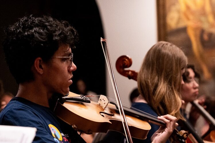 Mikael iniciou sua formação musical em 2023 dentro do projeto mantido pelo Instituto Arlindo Ruggeri. Fotos Divulgação