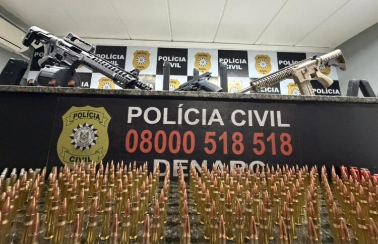 A mulher, de 43 anos, foi presa em flagrante e responderá pelo crime de porte irregular de arma de fogo de uso restrito. Fotos Polícia Civil
