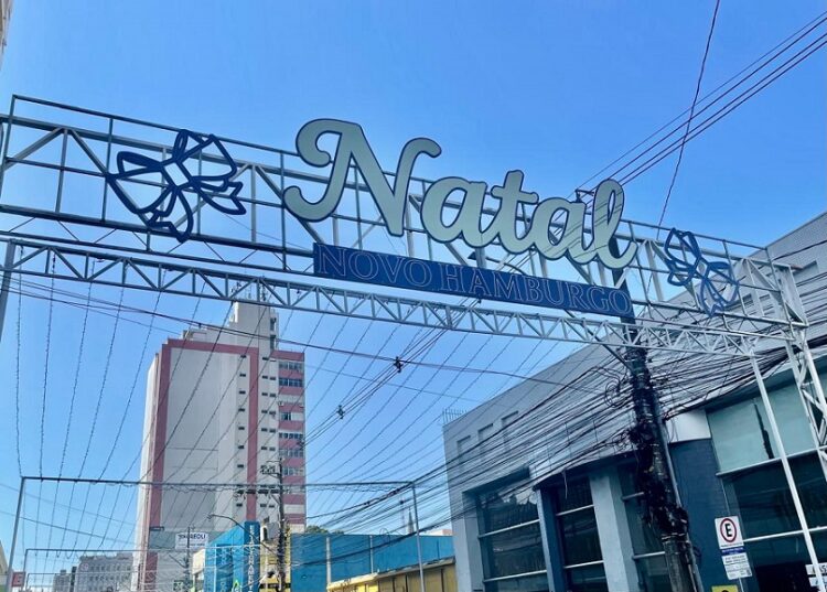 Faltando duas semanas para a Páscoa, decoração de Natal segue no Centro.