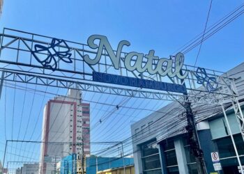 Faltando um mês para a Páscoa, decoração de Natal permanece no Centro de Novo Hamburgo