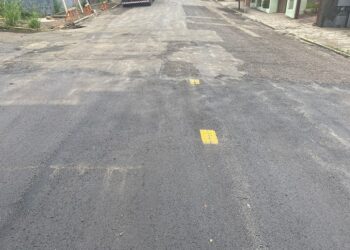 Cenário na manhã de hoje: asfalto novo até a Rua Tobias da Silva e, no resto, a buraqueira - que, agora, deverá ser recuperada