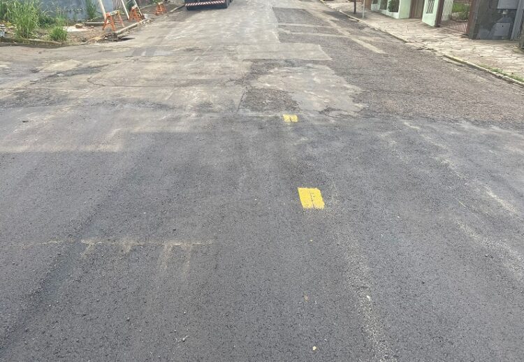 Cenário na manhã de hoje: asfalto novo até a Rua Tobias da Silva e, no resto, a buraqueira - que, agora, deverá ser recuperada