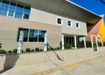 Sede está localizada na esquina das ruas 25 de Julho e 5 de Abril