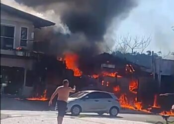 Avião atingiu imóveis e explosões foram ouvidas logo após o impacto. Reprodução