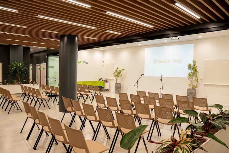 Espaço Sicredi é um ambiente moderno e colaborativo, pensado para ser um local de convivência. Divulgação