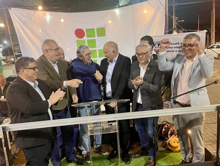 Autoridades presentes ao ato celebraram a transferência da área para o IFSul