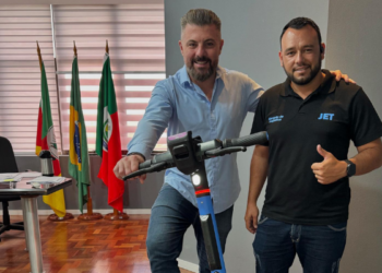 Logo na segunda semana de mandato, em 2025, Finck anunciou que empresa de patinetes iria oferecer o serviço na cidade. PMNH/Divulgação