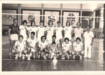 Equipe campeã no vôlei dos JIRGS de 1976 em foto realizada no ginásio da Sociedade Ginástica Novo Hamburgo. Divulgação