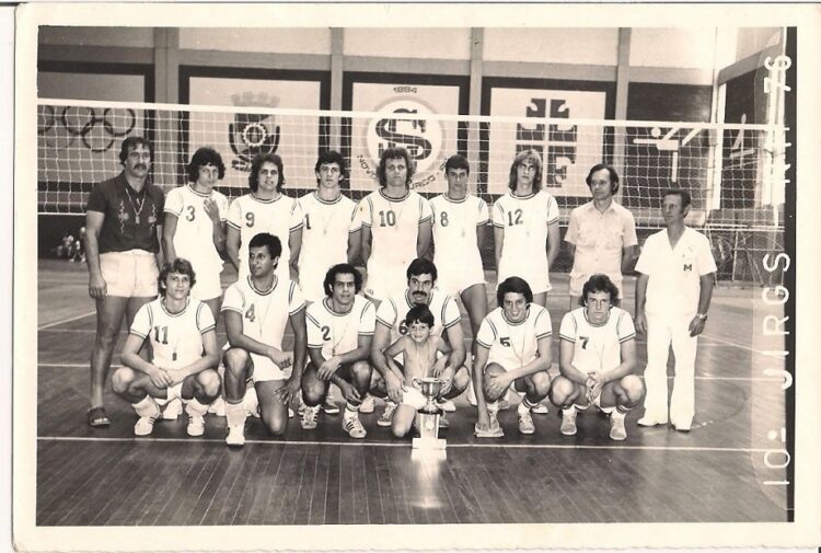 Equipe campeã no vôlei dos JIRGS de 1976 em foto realizada no ginásio da Sociedade Ginástica Novo Hamburgo. Divulgação