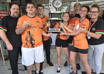 Equipe Máfia da Graxa com o troféu de campeã da Gincana 2026. Divulgação