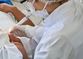Foto ilustrativa de atendimento odontológico em idoso. Governo federal/Divulgação