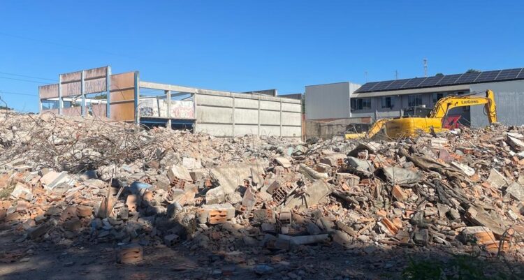 Máquinas seguem trabalhando na lateral da BR-116, no bairro Rincão dos Ilhéus