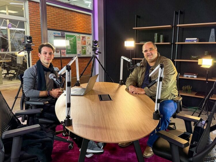 O jornalista Martin Behrend foi um dos entrevistados da programação da tarde em bate-papo conduzido por Ramon Ferreira. Feevale/Divulgação