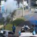 Torcedores soltando fogos de artifício ao lado de guardas municipais. Reprodução