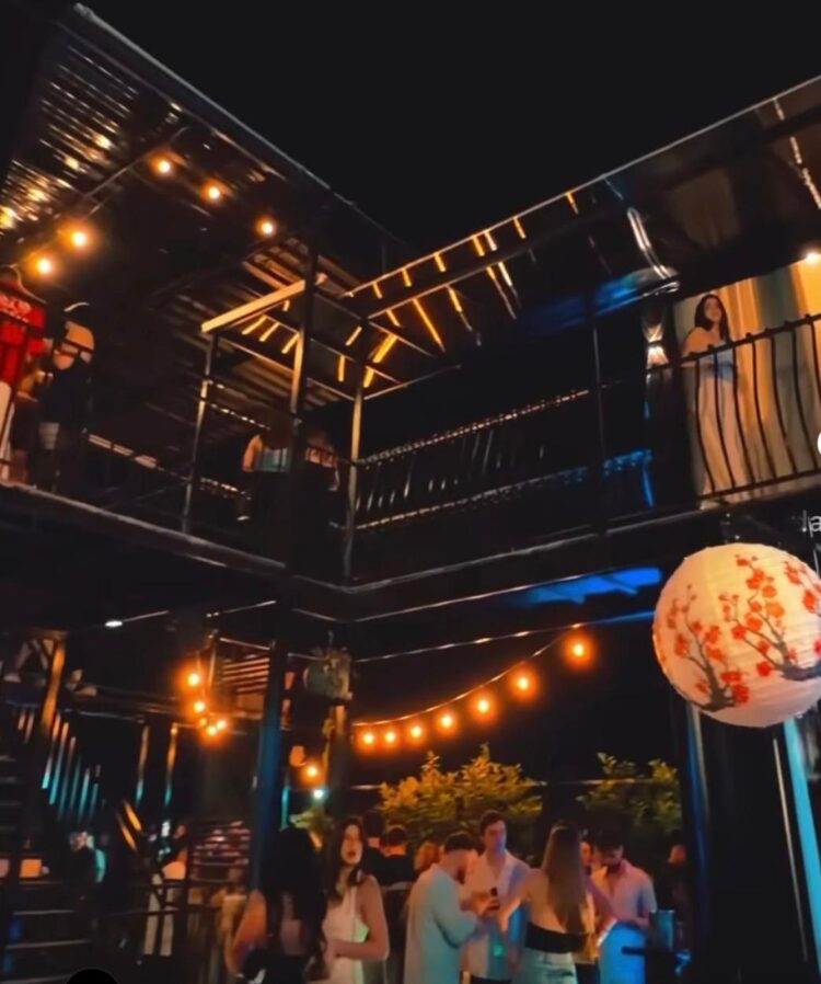 Mirô Garden surpreende com um ambiente contemporâneo e uma mescla de diferentes materiais na sua concepção. Reprodução