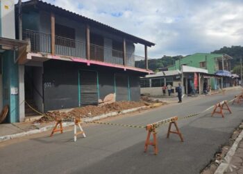 A Rua dos Garis foi completamente bloqueada, entre as esquinas com as ruas João Soares e São João Del Rei. PMNH/Divulgação