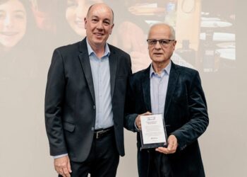Drs. Airton Schmitt e Mário Amoretti durante a homenagem. Comunicação Hospital Sapiranga