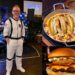 Rodrigo Joriz e algumas das criações que os clientes vão encontrar no Astro. Fotos Divulgação