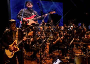 Encontro da banda com a orquestra enche o palco do Teatro Feevale. Gustavo Neumann Fotografia/Divulgação