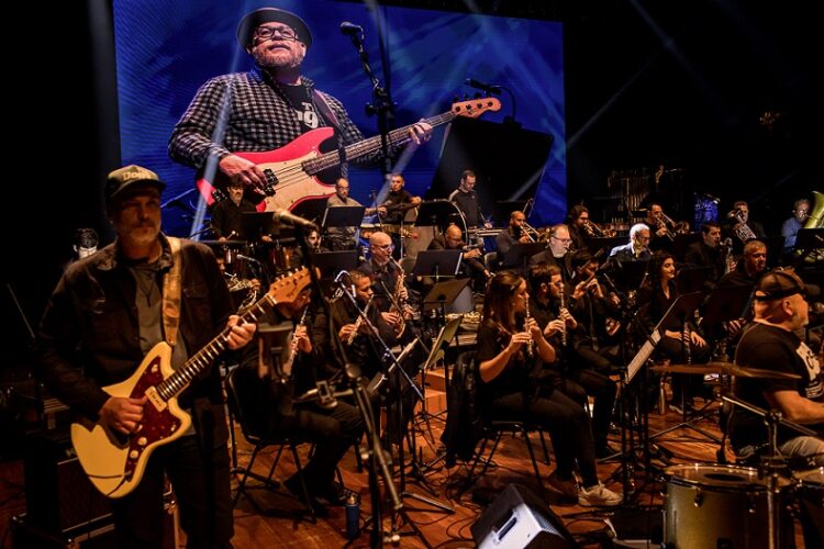 Encontro da banda com a orquestra enche o palco do Teatro Feevale. Gustavo Neumann Fotografia/Divulgação