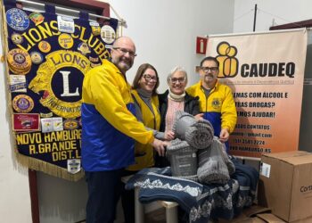 João Rogério Silveira, Suzana Enck e Cleonir Bassani durante entrega de cobertores e toalhas para Caudeq. Divulgação