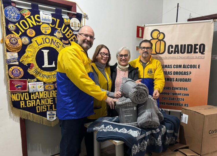 João Rogério Silveira, Suzana Enck e Cleonir Bassani durante entrega de cobertores e toalhas para Caudeq. Divulgação