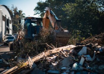 A operação contou com o trabalho de uma retroescavadeira e quatro caminhões para a remoção dos materiais. Thiago Dorscheid/PMNH