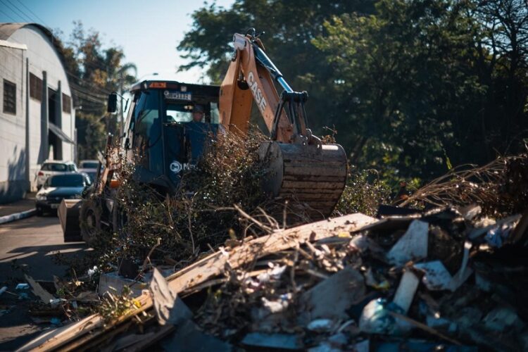 A operação contou com o trabalho de uma retroescavadeira e quatro caminhões para a remoção dos materiais. Thiago Dorscheid/PMNH