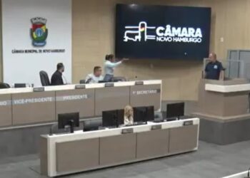 Vereadora Deza saiu do seu lugar e se aproximou do local em que estava Joelson de Araújo. Reprodução TV Câmara NH