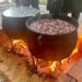 Feijoada é preparada por voluntários em grandes caldeirões