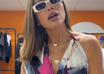 Os acessórios usados por Fábia Brandão, personagem interpretada por Flávia Alessandra na novela “Quem Ama Cuida”, vêm chamando atenção do público. Divulgação