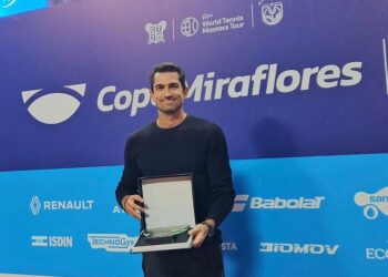 Nico Ventre recebendo a premiação em Lima, no Peru. Divulgação