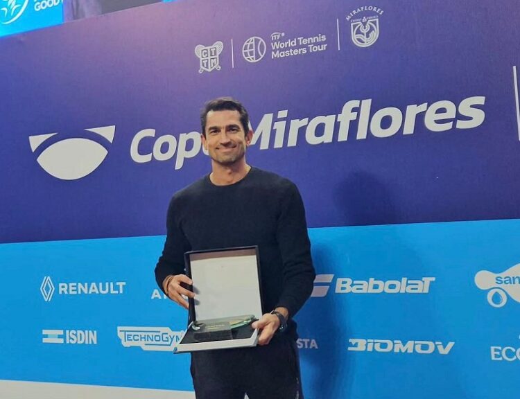 Nico Ventre recebendo a premiação em Lima, no Peru. Divulgação