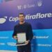 Nico Ventre recebendo a premiação em Lima, no Peru. Divulgação