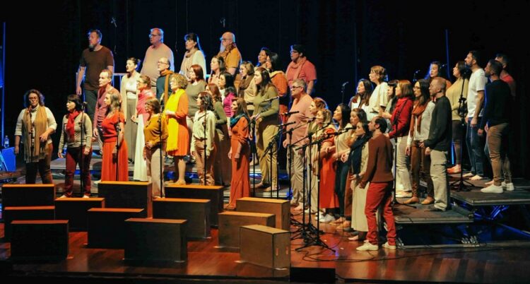 Ao reunir jovens, adultos e idosos em torno da música, o projeto fortalece vínculos e promove encontros. Andrieli Siqueira/Universidade Feevale
