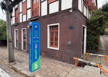 Cenário desfigurado: a histórica Casa Schmitt-Presser ofuscada pelo totem com neon