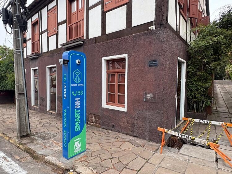 Cenário desfigurado: a histórica Casa Schmitt-Presser ofuscada pelo totem com neon