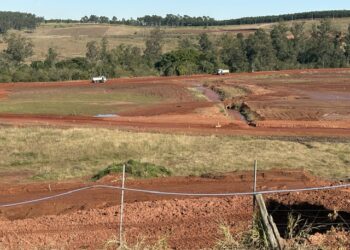 A movimentação é contínua de máquinas, caminhões e trabalhadores na imensa área de terrras junto da BR-116