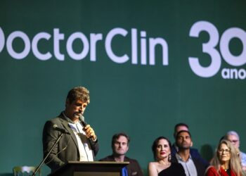 O diretor executivo do DC Group, Marcelo Dietrich, fez um discurso emocionado passeando pela história da empresa.  Christian Jung/Divulgação