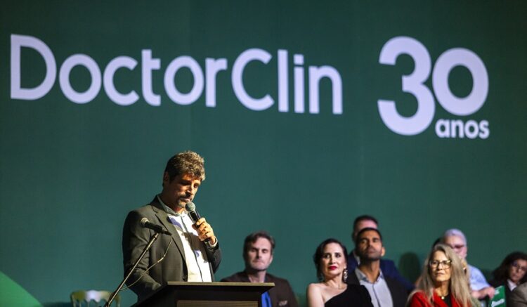 O diretor executivo do DC Group, Marcelo Dietrich, fez um discurso emocionado passeando pela história da empresa.  Christian Jung/Divulgação
