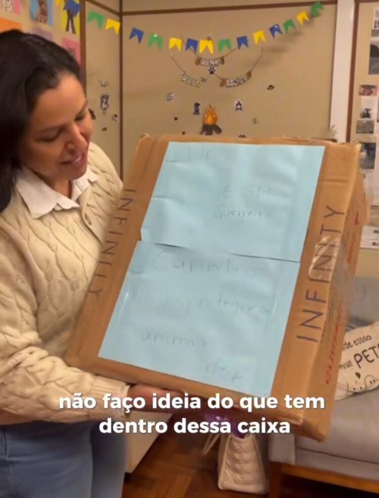 Antes de abrir a caixa, vereadora exibia alegria com o "presente". Reprodução