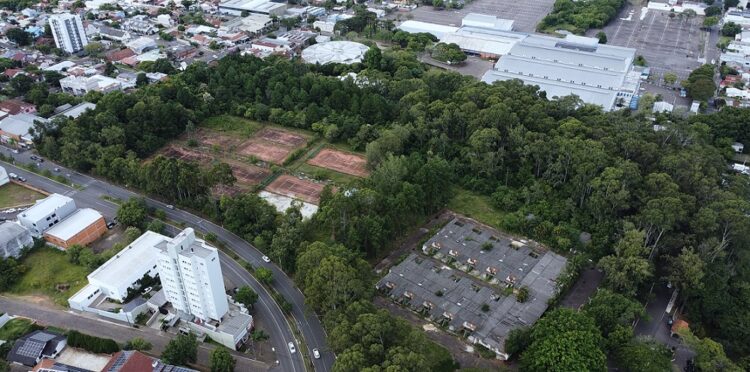 Grande área onde funcionou Hotel Fenac e quadras de tênis foi colocada para leilão