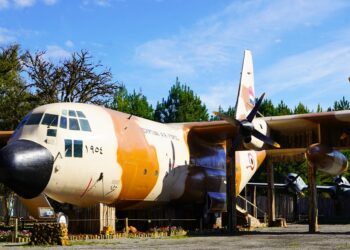Hércules C-130 localizado no Parque Jardim Secreto do Capitão passa a reunir chocolates, cenografia e visita à cabine do piloto. Divulgação