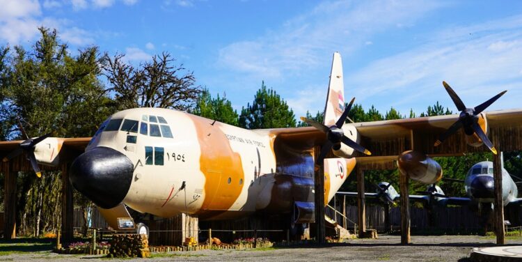 Hércules C-130 localizado no Parque Jardim Secreto do Capitão passa a reunir chocolates, cenografia e visita à cabine do piloto. Divulgação