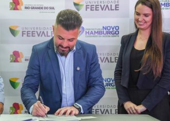 Assinatura do aditivo em abril de 2025: Gustavo Finck e Betina Espíndula. Andrieli Siqueira/ Universidade Feevale
