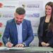 Assinatura do aditivo em abril de 2025: Gustavo Finck e Betina Espíndula. Andrieli Siqueira/ Universidade Feevale