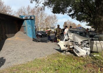 Cenário impactante> caminhão tombado na BR-116 e Idea bastante destruído